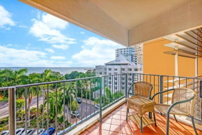 Esplanade Poolside Living with Lush Balcony Vistas, Darwin